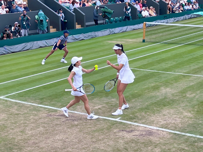 詹皓晴（右）、青山修子晋级到温布顿女双8强。（刘雪贞提供）