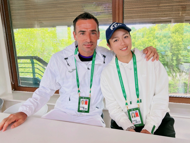 多迪格（左）受伤，与詹咏然的混双无奈退赛。（刘雪贞提供）