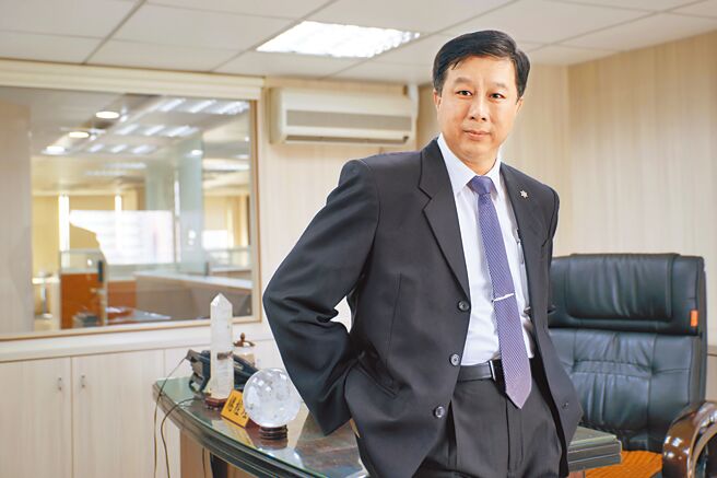 华冈保全总经理毛约翰推新型AIOT导入智慧保全科技居宅服务系统。图／华冈保全提供