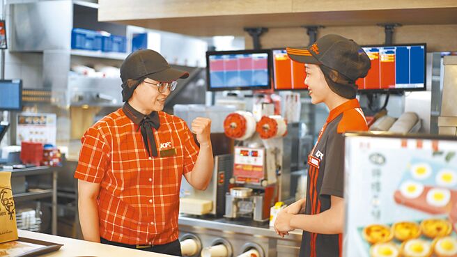 肯德基餐廳襄理月薪，最高可比餐飲業年資一年主管之平均薪資高出二成。圖／怡和餐飲集團提供