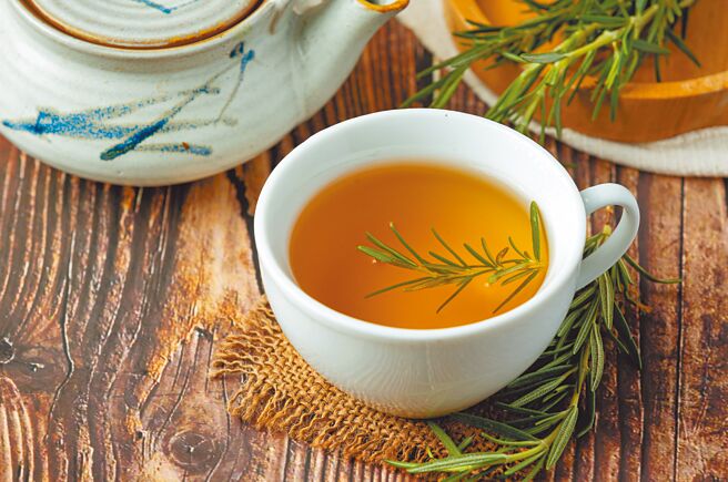 明远中医廖子源医师表示，民眾对于汉方茶饮做为日常保健，具有相当接受度。图／明远中医提供