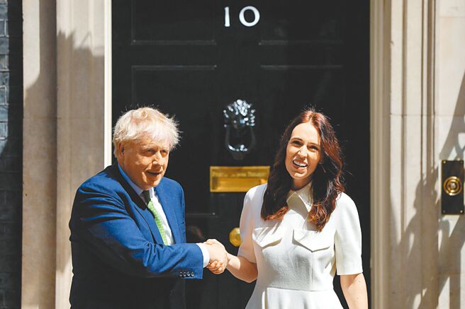 纽西兰总理阿尔登（右）1日访问英国，前往伦敦唐寧街10号拜会英国首相强森。二人会后发表联合声明，关切台海局势并重申南海自由航行权。（路透）