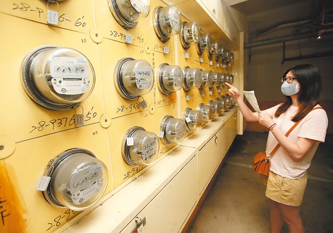 台电7月开始调涨千度以上住宅用电，但现行房东向房客收取均一电价，却暗藏「超收」陷阱，可能涉及「不当得利」的诈欺行为。图为民眾察看电表了解用电状况。（本报资料照片）