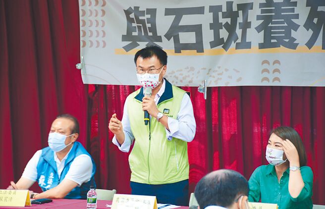 农委会主委陈吉仲（中）南下屏东与石斑养殖业者座谈，屏东县长潘孟安并无出席。（林和生摄）