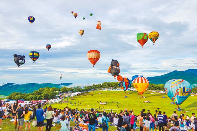 國旅復甦6月訂單翻倍，暑假會更旺。圖為台東熱氣球嘉年華2日開幕，吸引上萬名遊客熱情參與。（中新社）