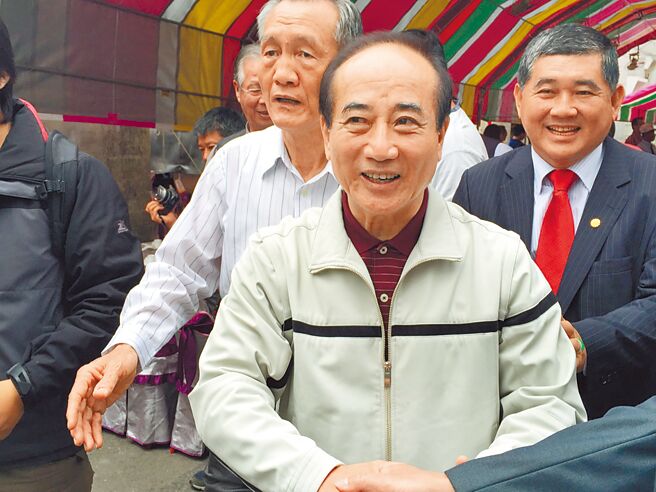 国民党高雄市长参选人柯志恩获徵召后，白派掌门人、前立法院长王金平（中）2日在路竹老家开晨会，邀集子弟兵台湾螺丝公会理事长蔡图晋（右）等人，拟定选战策略。（本报资料照片）