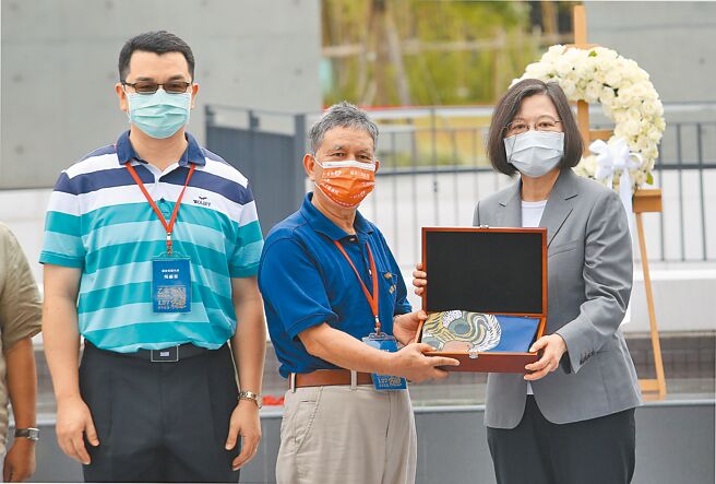 蔡英文总统（右）2日出席「乙未保台战役127周年纪念仪式」，并颁赠纪念旗帜给遗族后代。（范扬光摄）
