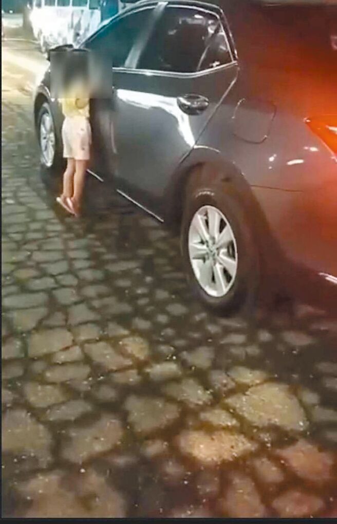 6歲女童遭媽媽趕下車後趴在駕駛座窗邊，聲聲吶喊「媽媽對不起、拜託」，不斷求饒，遭民眾側錄後向警方報案。（警方提供／林雅惠高雄傳真）