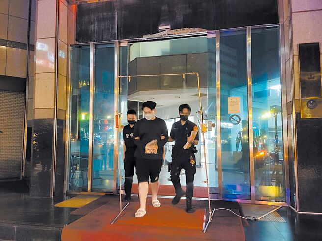 大马歌手丘沁伟因持有毒品及遭到通缉，被警方逮捕移送法办。(林郁平摄)