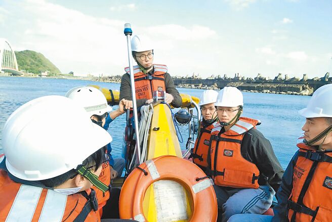 在船上实习训练，是海勤相关系所都必须面对的。在海面上什么事情都可能发生，救难艇训练课程自然省不了。（国立臺湾海洋大学提供／张志康基隆传真）