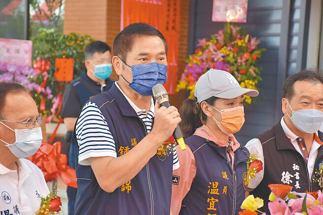 苗栗县议长锺东锦（中），1日赴台北参加国民党县市议长联谊会时，大吐苦水。（谢明俊摄）