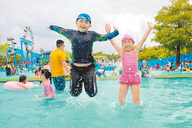 宜兰童玩节2日开幕，在兼顾防疫下保留戏水设施，吸引不少大小朋友造访。（宜兰县政府提供／李忠一宜兰传真）