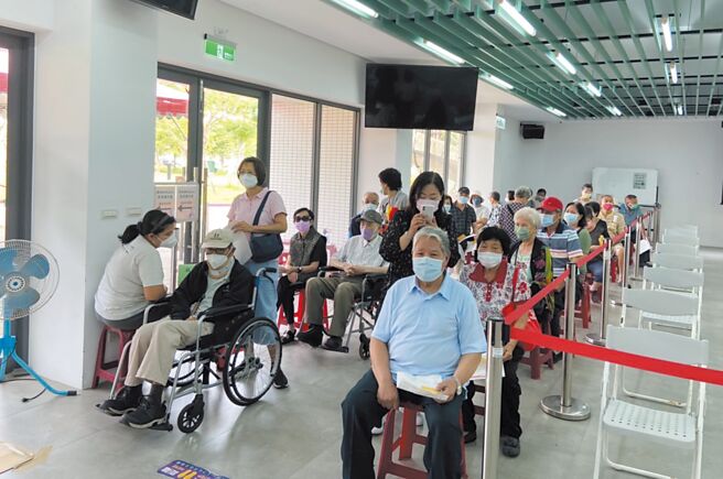 桃园持续办理各厂牌疫苗接种计画，提高全年龄疫苗覆盖率以及社会保护力，6日提供BNT与高端疫苗、8日与9日提供莫德纳与高端疫苗，这3天不限年龄与剂次。（蔡依珍摄）