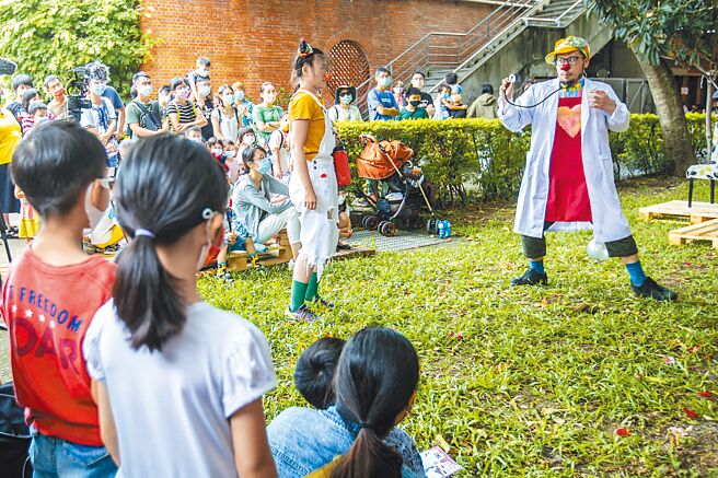 新竹县「玩具共和国」小丑剧场，生动的表演让亲子们乐开怀。（罗浚滨摄）