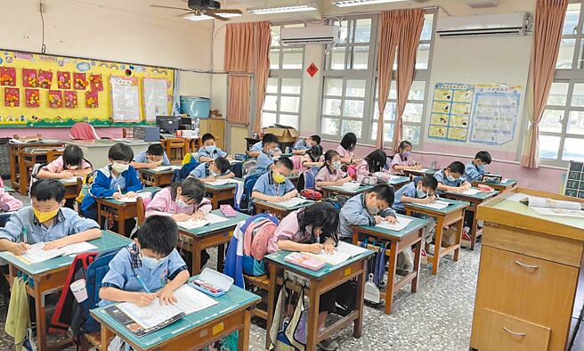 台中市319所公立高中以下學校完成冷氣裝設，「班班有冷氣計畫」已達標。（台中市教育局提供／陳淑娥台中傳真）