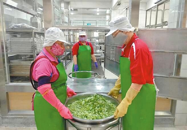 台南市10所辦理團膳的國中，下學年起每餐將調漲2至3元。（台南市教育局提供／曹婷婷台南傳真）