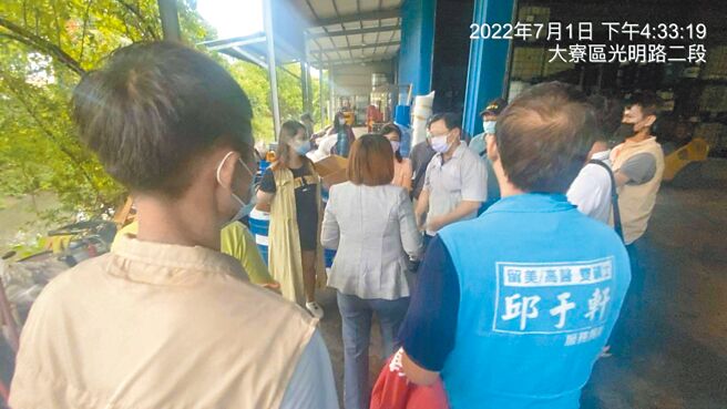 高市大寮區1家油品公司1日趁雨天偷排汙水，環保局經地方居民通報到場稽查。（高市議員邱于軒提供／柯宗緯高雄傳真）