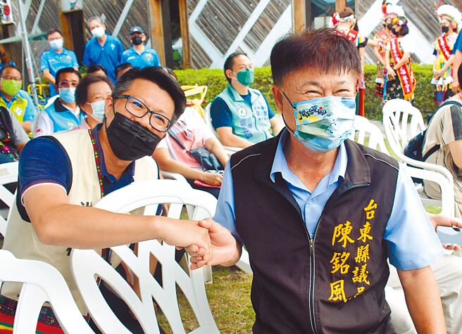 蓝、绿台东市长参选人陈铭风（右）、洪宗楷（左）在马卡巴嗨系列活动记者会上同框。（庄哲权摄）