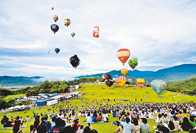 台东国际热气球嘉年华2日举行开幕仪式，缤纷的热气球妆点台东纵谷的天空。（庄哲权摄）