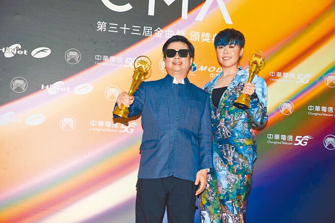 新科台语歌王王俊杰（左）和台语歌后江惠仪开心合照。