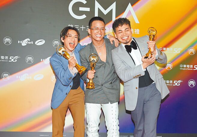 茄子蛋以〈爱情你比我想的阁较伟大〉获得年度歌曲大奖。