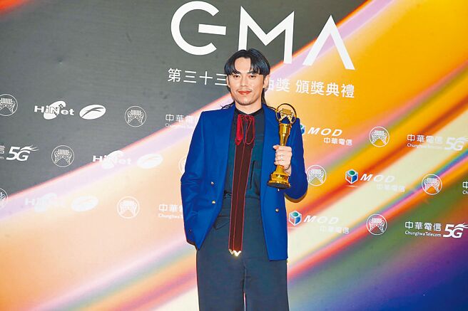 HUSH昨以〈衣柜歌手〉再度夺得最佳作曲人奖。