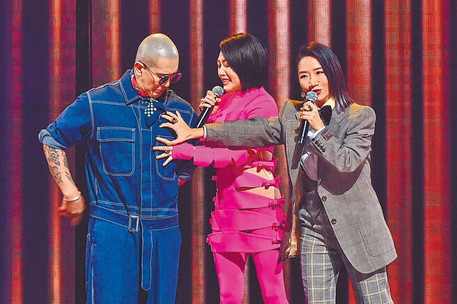 具俊晔（左起）昨惊喜出现在金曲奖上，小S、陶晶莹作势摸胸惹得笑声不断。（台视提供）
