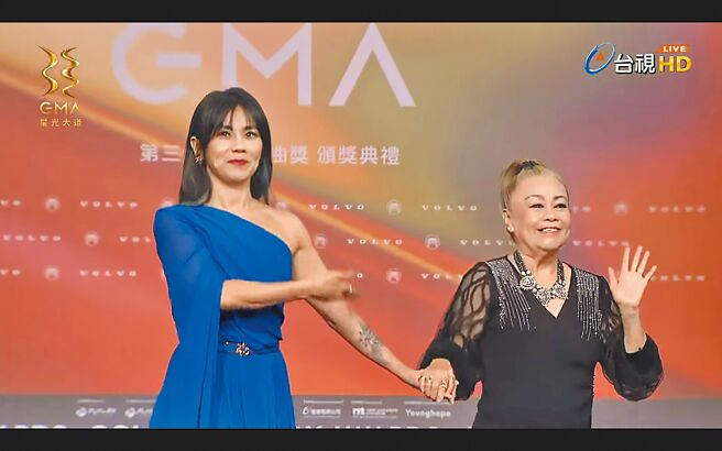 蔡健雅（左）昨和媽媽一起走星光大道。（摘自台視）