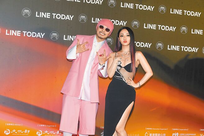 陈芳语（右）昨与黄明志走星光大道，一袭薄纱礼服超性感。