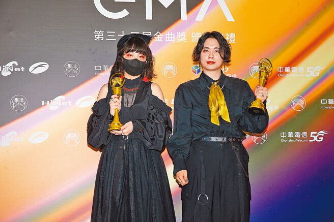 珂拉琪突破重围，拿下一生只有一次机会的最佳新人奖。