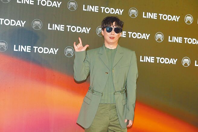 萧煌奇巧与卢广仲撞衫，皆选择以Dion Lee军绿色西装外套出席金曲奖。