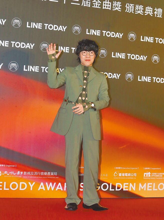 卢广仲以Dion Lee军绿花边西装外套现身红毯，内搭亮眼受网友好评。