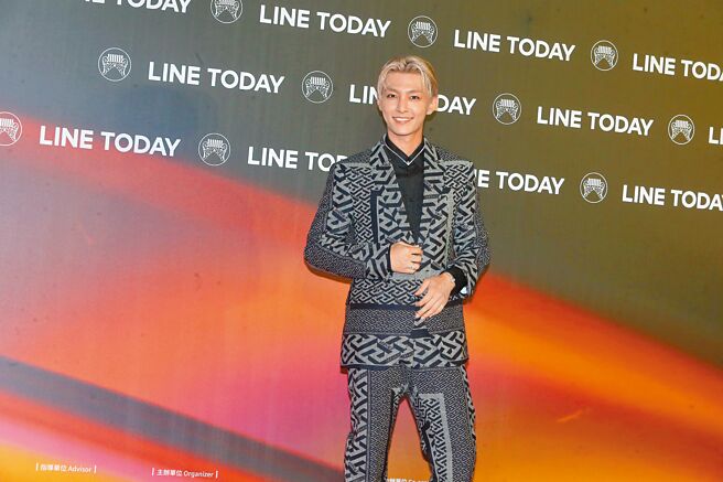 炎亚纶以Versace 2022年早秋系列修身西装现身，服装图样与地质相近，被称为「地质穿搭」。