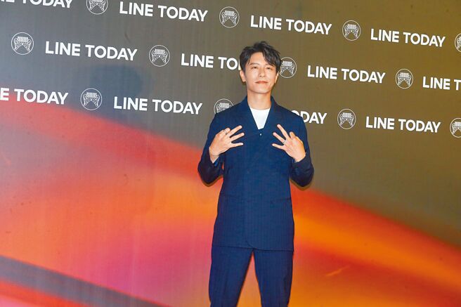 韦礼安以Dior服装搭De Beers珠宝，内敛又经典。