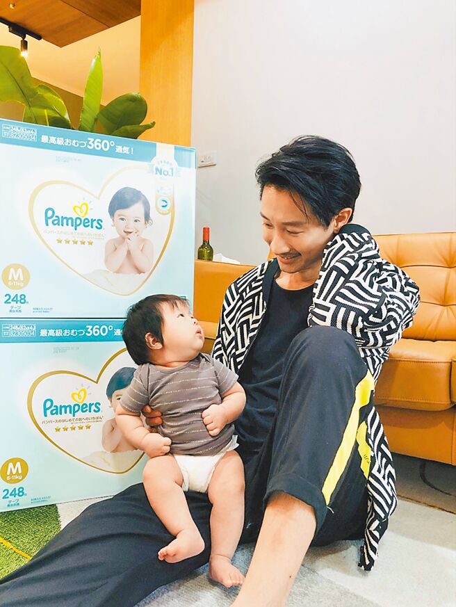 即使再忙，Darren还是希望能陪着儿子成长。（摘自脸书）