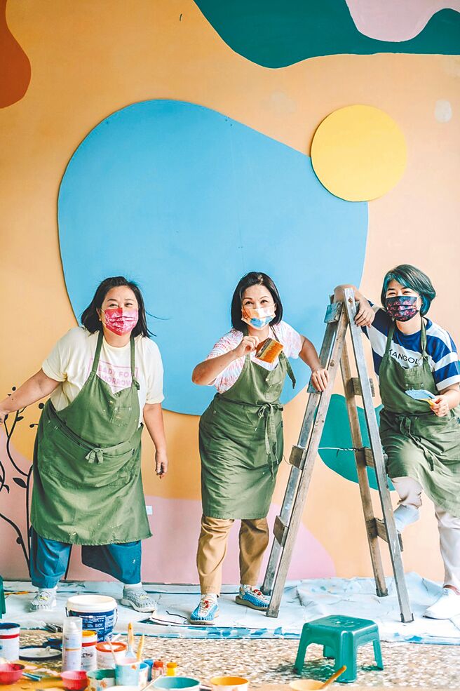 锺欣凌（左起）杨贵媚、严艺文3人主持实境节目《老少女奇遇记》。（桂田文化艺术基金会提供）