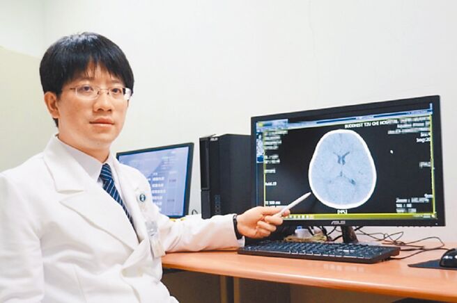 小儿科王绪斌医师说明电脑断层影像（示意照）。（台北慈济医院提供）