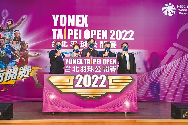 和泰大金总经理林鸿志（左起）、台北市副市长黄珊珊、中华羽协理事长张国祚、体育署副署长林哲宏、YONEX优乃克总经理宫前辉久共同主持台北羽球公开赛启动仪式。（中华羽协提供）