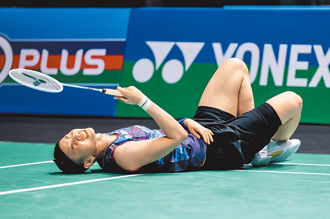 戴資穎在馬來西亞公開賽女單4強對陣陳雨菲，於第3局飛撲救球不幸受傷。（Badminton Photo提供）