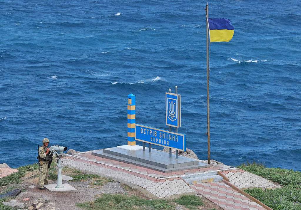 乌克兰守军再次将蓝黄色的国旗升在蛇岛上。图/twitter(photo:ChinaTimes)