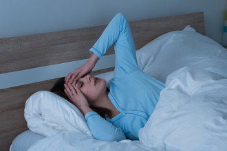 睡覺手機放床頭恐致癌？ 醫警告：2種頭痛要小心
