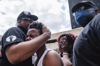 美非裔男遭轟數十槍亡 詹姆斯家鄉民眾連日抗議