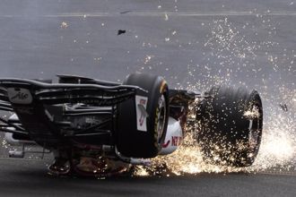 F1賽車嚴重事故 大陸選手周冠宇翻車撞牆 最新狀況曝光