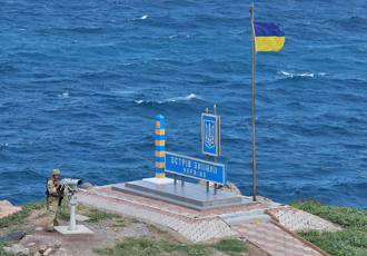 烏克蘭軍方改口：蛇島未升旗 僅是將國旗空投到島上