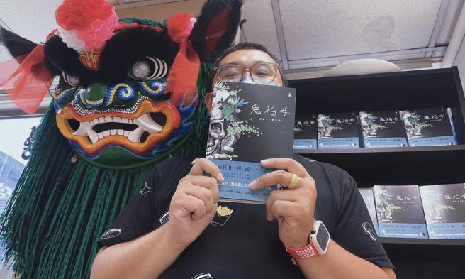 朱亞君》辦公室天花板逐漸擴大的黑色污漬。(圖/愛傳媒提供)