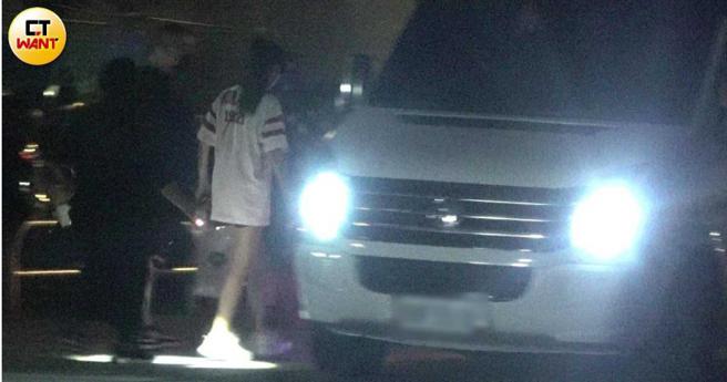 與工作人員寒暄後謝金燕搭上保母車離開。（圖／本刊攝影組）