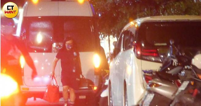約十多分鐘後，車子開到大安區巷弄內，經紀人球球提著袋子換開路邊停放著的白色箱型車，謝金燕也搭上車一路直奔新店。（圖／本刊攝影組）