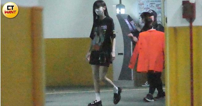 6月18日凌晨本刊也直擊結束電商活動的謝金燕現身停車場。（圖／本刊攝影組）