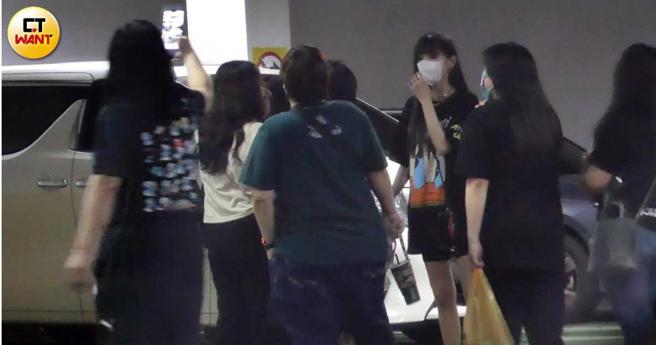 當謝金燕在跟粉絲對話時，經紀人不忘捕捉下這一刻。（圖／本刊攝影組）