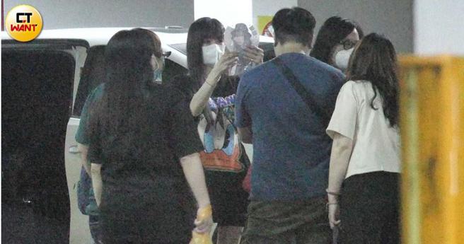 謝金燕拿起有著自己肖像的扇子仔細端詳。（圖／本刊攝影組）